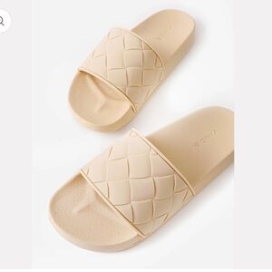 Vince Watley Ivory Slip On Slide Quilted‎ Sandals Shoes